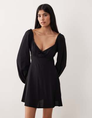 Nobody's Child - Lillie - Minikleid in Schwarz mit Herzausschnitt, Schleifendetail und Spitzenborte