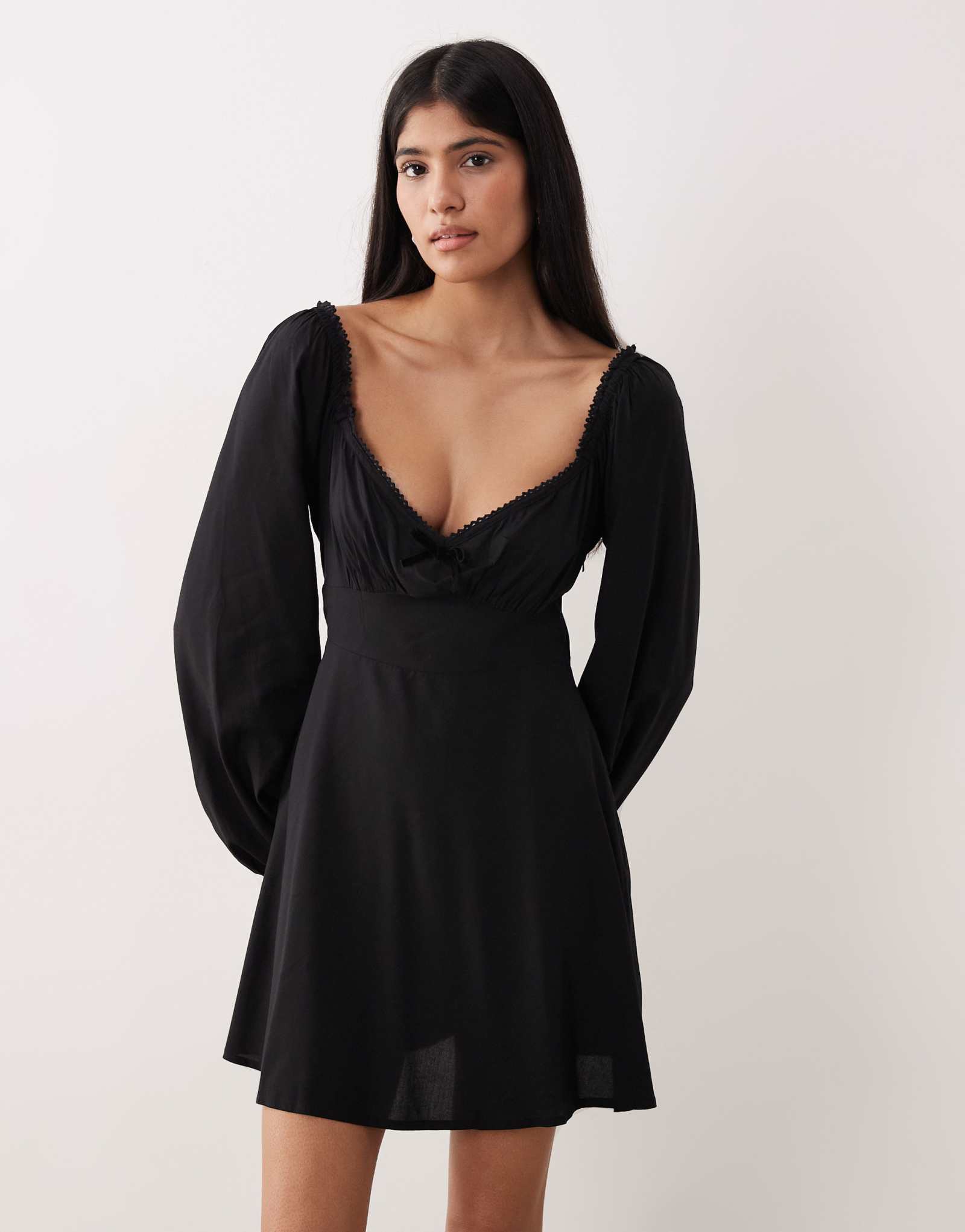 Черное мини-платье Nobody's Child Lillie sweetheart с кружевным бантом по краю