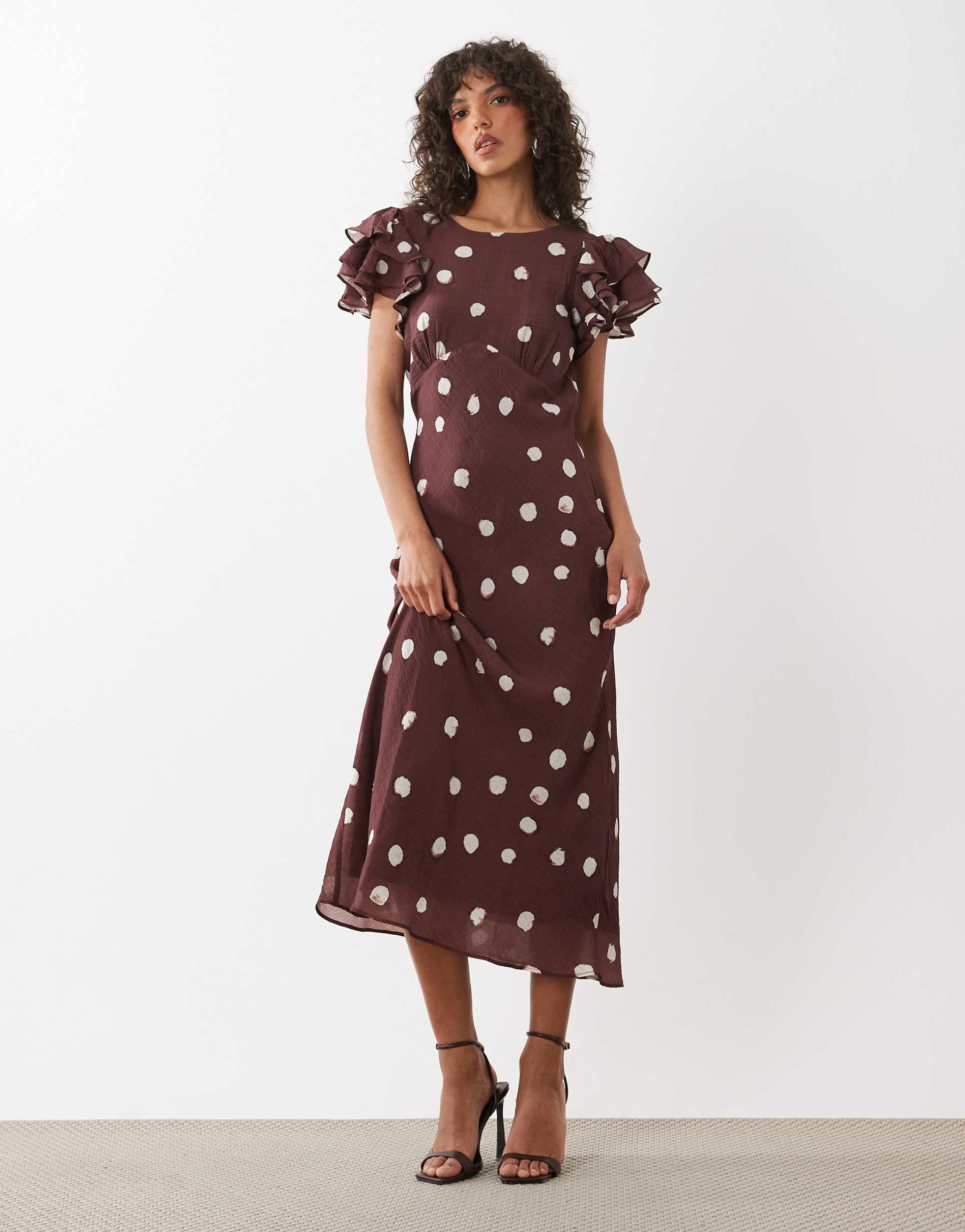 nobody's child lola v neck back detail flutter sleeve midi dress in brown polka dot print