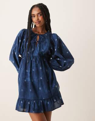 Nobody's Child - Mae - Minikleid mit Bindedetail, Ballonärmeln und blauem Muster