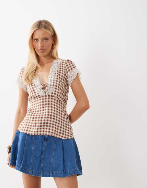 Nobody's Child - Maeve - Brun kortærmet bluse med gingham-tern og V-hals samt blondekanter - view 1
