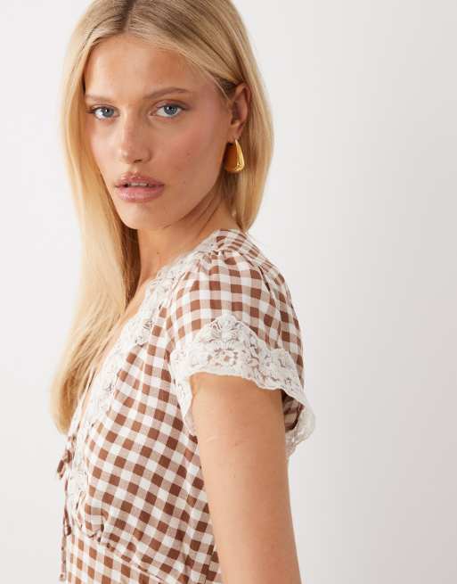 Nobody's Child – Maeve – Kurzärmlige Bluse in Braun mit Vichy-Karos, V-Ausschnitt und Spitzenborte, 4 von 4