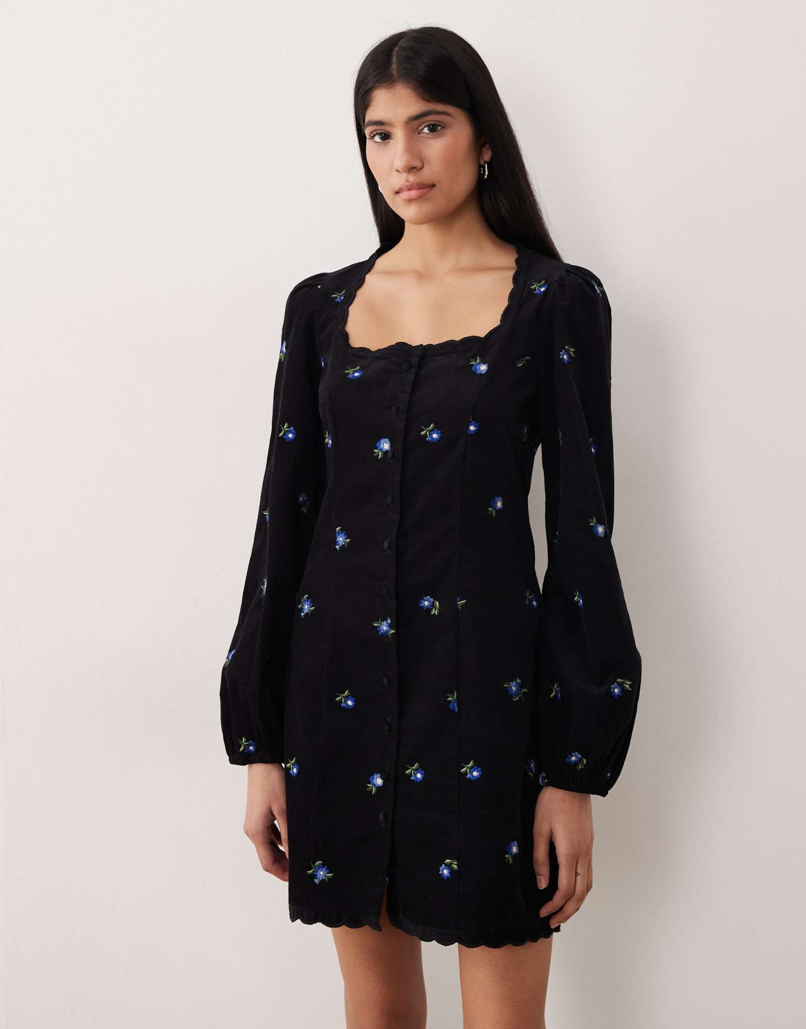 Мини-платье Nobody's Child Memphis cord с цветочной вышивкой на пуговицах спереди и фестончатым краем черного цвета