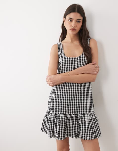 Nobody's Child - Millie - Mouwloze mini jurk van katoen met verlaagde taille in zwarte gingham ruit - view 1