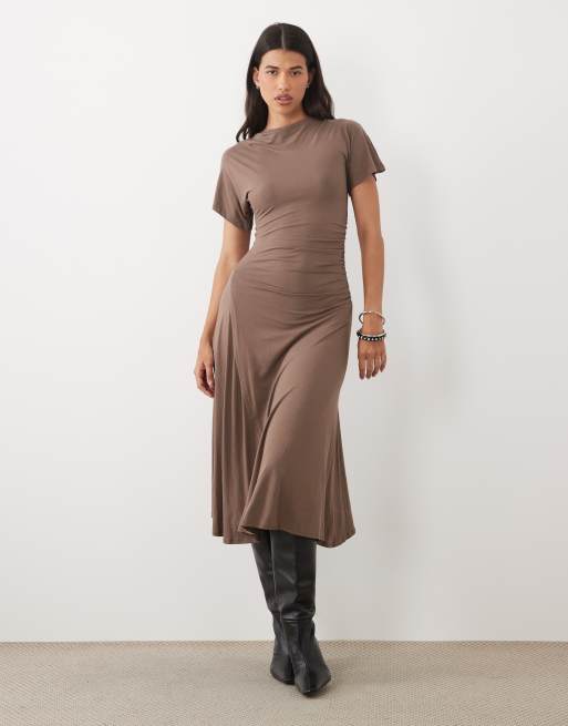 Nobody's Child Niamh robe longue à encolure bateau effet drapé couleur mocha, 2 de 4