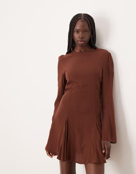 Nobody's Child – Paris – Minikleid in Braun mit Zierausschnitt hinten und ausgestelltem Saum - view 1