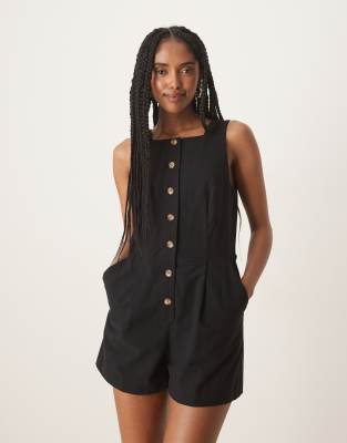 Nobody's Child - Peri - Playsuit in Schwarz mit eckigem Ausschnitt und Knopfleiste