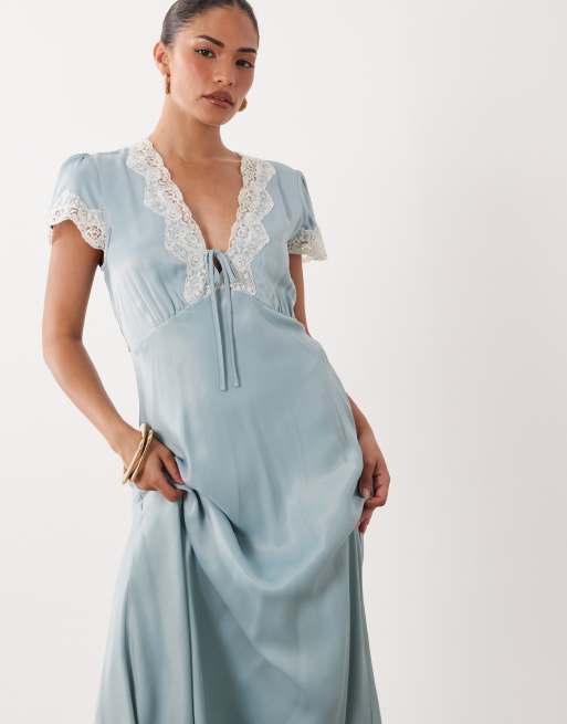 Nobody's Child Petite Aida Maxikleid mit V-Ausschnitt, Spitzenbesatz und Bindedetail in Hellblau, 2 von 4