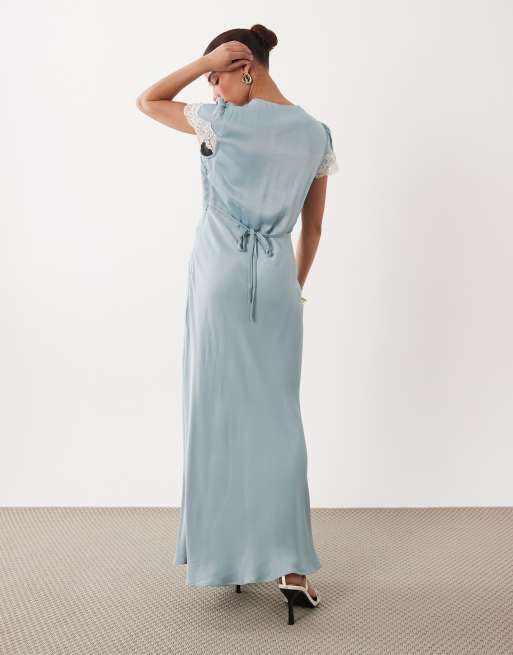 Nobody's Child Petite Aida Maxikleid mit V-Ausschnitt, Spitzenbesatz und Bindedetail in Hellblau, 4 von 4