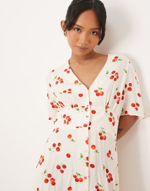 Nobody's Child Petite – Alexa – Minikleid in Weiß mit Tomatenmuster, 3 von 4