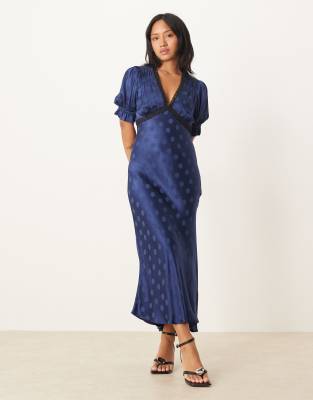 Nobody's Child Petite - Angela - Midikleid in Marineblau mit Spitzenbesatz