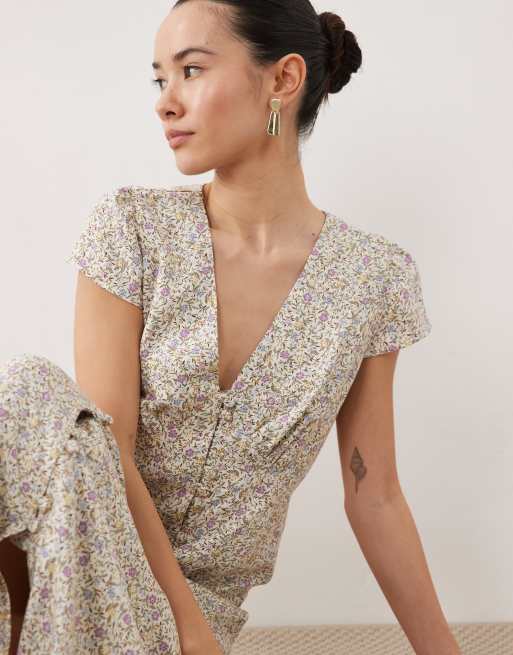 Nobody's Child Petite - Avery - Vestito midi color crema a fiori con maniche ad aletta e scollo a V, 3 di 4