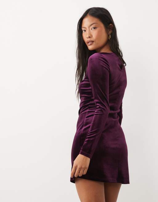 Nobody's Child Petite Bobbie Samtkleid mit U-Boot-Ausschnitt in Dunkelviolett, 4 von 4