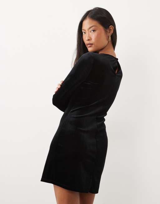 Nobody's Child Petite Bobbie Samtkleid mit U-Boot-Ausschnitt in Schwarz, 4 von 4
