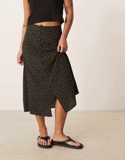Nobody's Child Petite button front midi skirt in black ditsy floral, 2 of 5