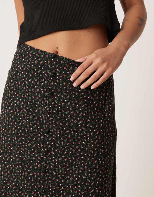 Nobody's Child Petite button front midi skirt in black ditsy floral, 3 of 5