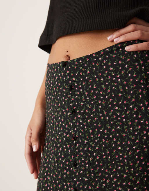 Nobody's Child Petite button front midi skirt in black ditsy floral, 5 of 5
