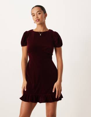 Nobody's Child Petite - Cosmo - Minikleid aus Samt in Burgunderrot