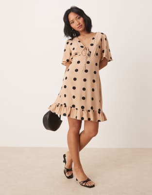 Nobody's Child Petite - Dalia - Mini-Freizeitkleid in Hellbraun mit Punktemuster-Bunt