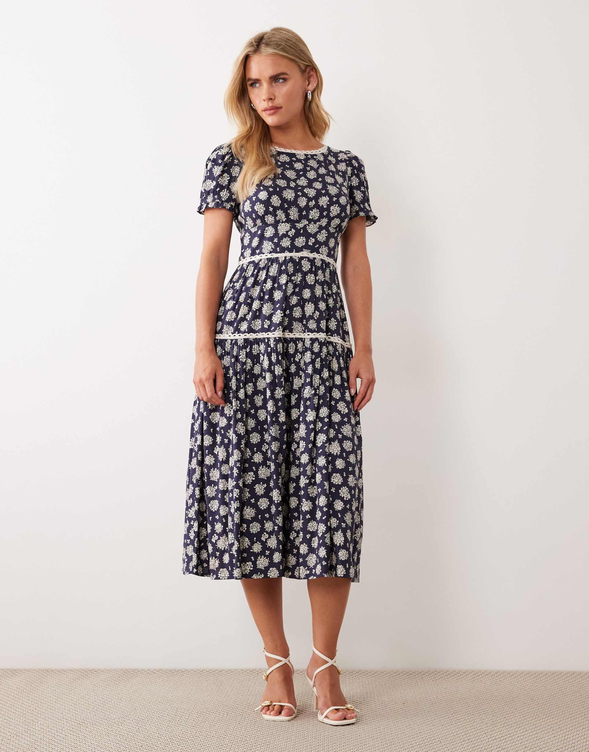 nobody's child petite dara cap sleeve midi dress in navy floral