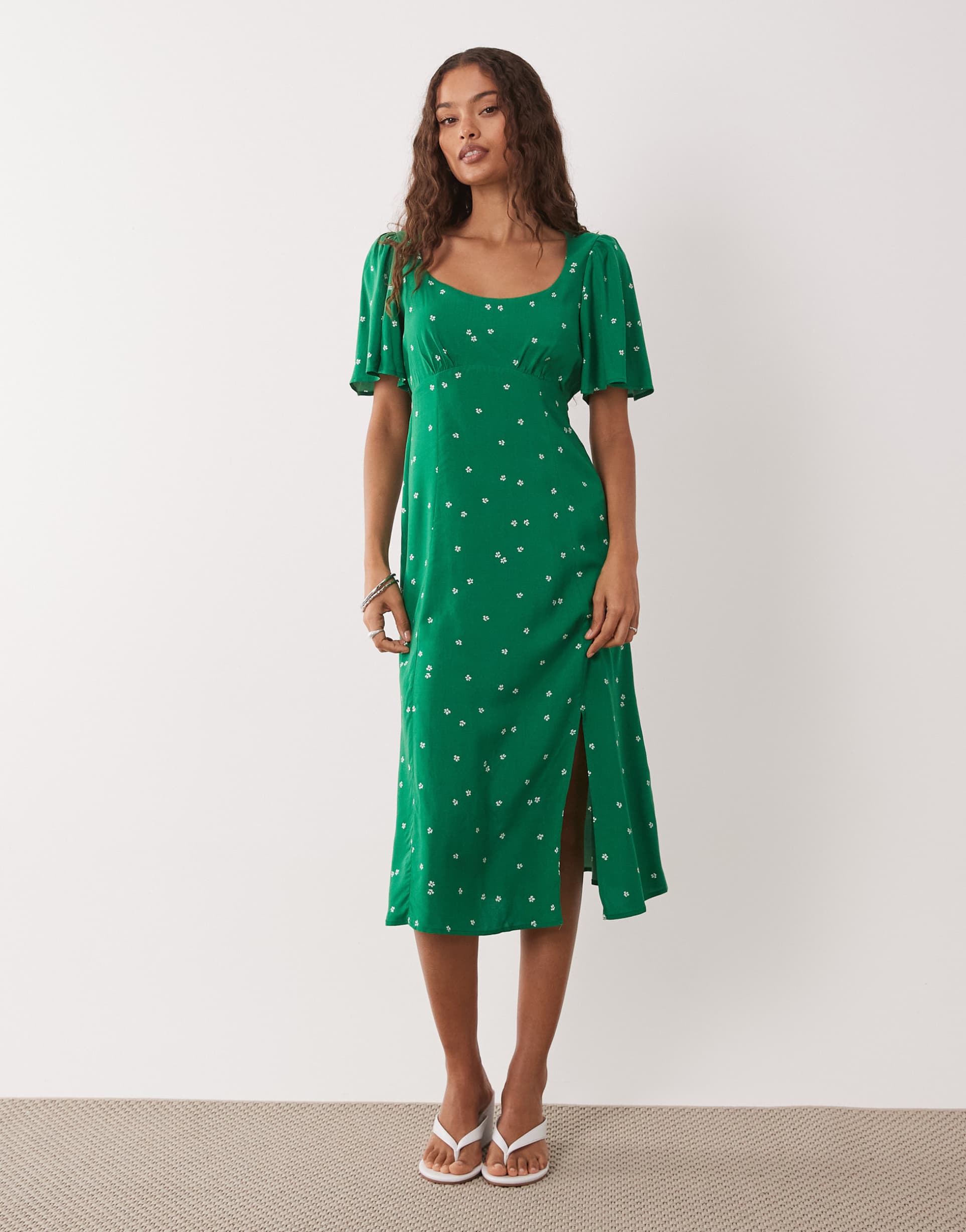 nobody's child petite deedee short sleeve scoop neck tie back midi dress in green floral