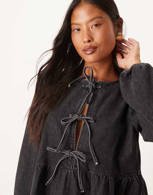Nobody's Child Petite - Eden - Denim-minikjole i mellemvask, 2 af 4