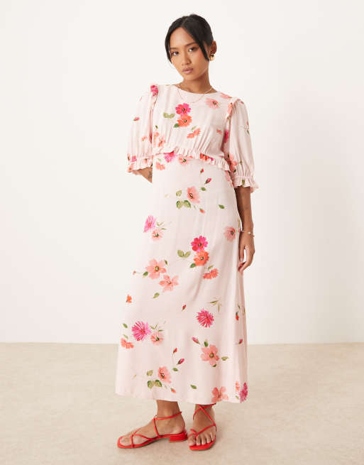Nobody's Child Petite - Felicia - Vestito midi rosa a fiori con volant e dettagli arricciati