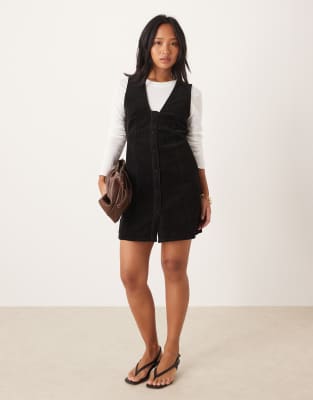 Nobody's Child Petite - Gianna - Mini-Latzkleid aus Cord in Schwarz mit V-Ausschnitt