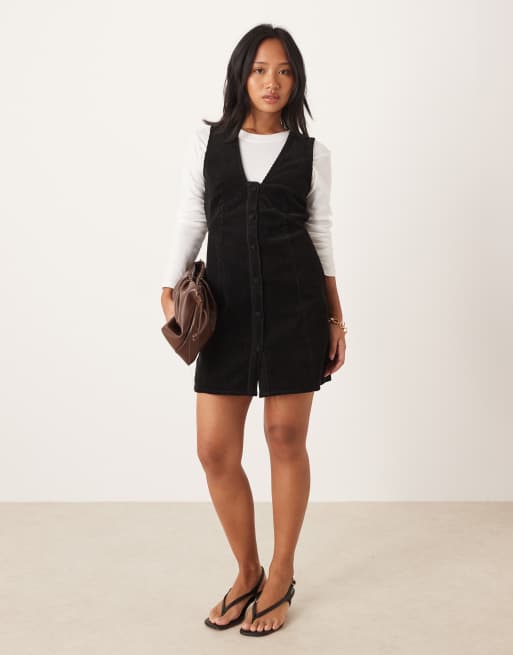 Nobody's Child Petite - Gianna - Mini-overgooierjurk van corduroy met V-hals in zwart