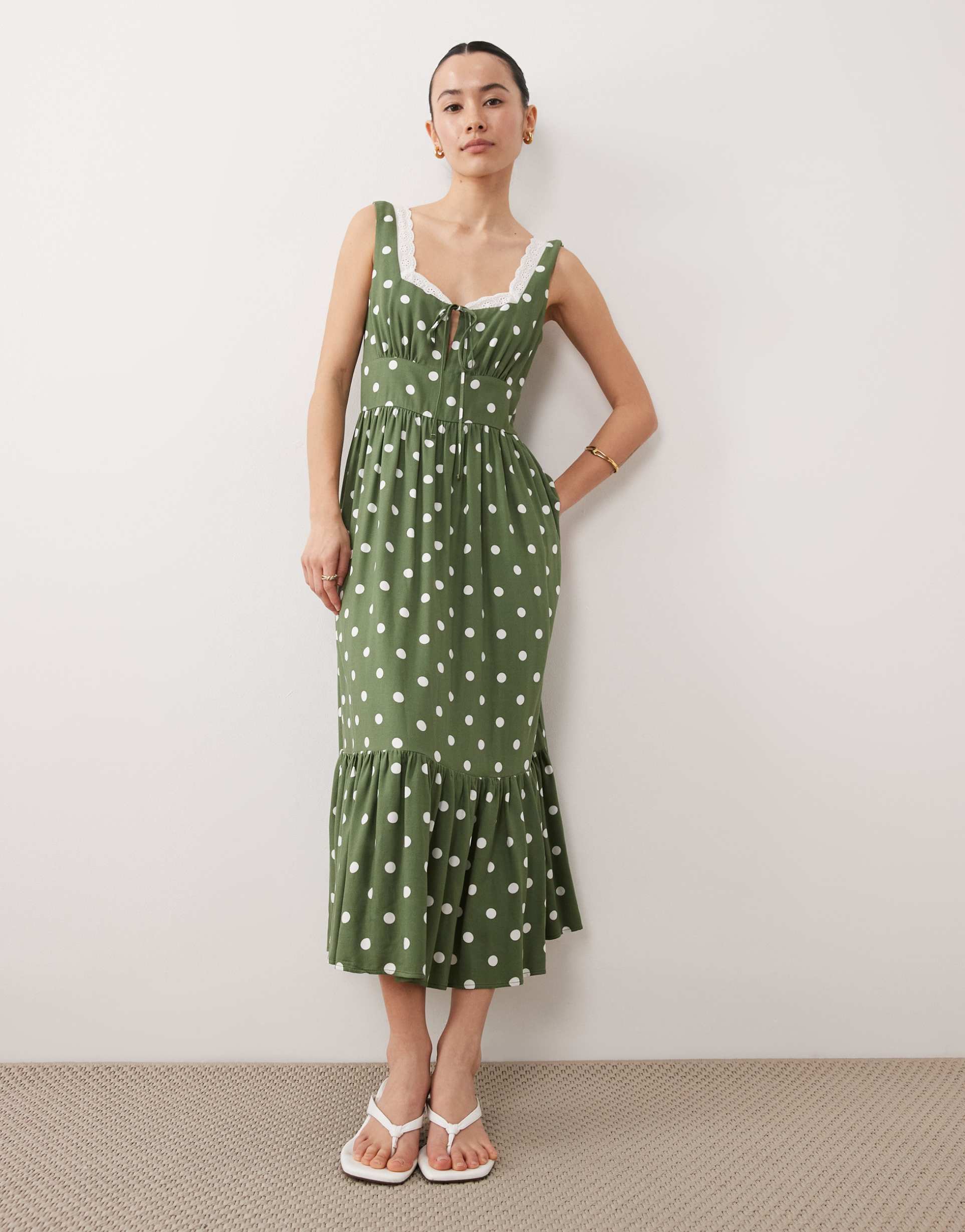 nobody's child petite heather sweetheart neckline midi dress in green polka dots