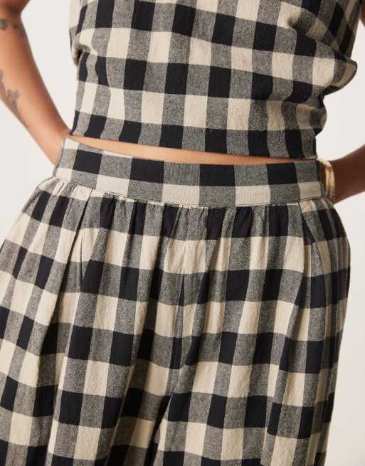 Nobody's Child Petite – Jerrow – Weit geschnittene Hose mit Vichy-Karo in Schwarz-Weiß, Kombiteil, 4 von 5