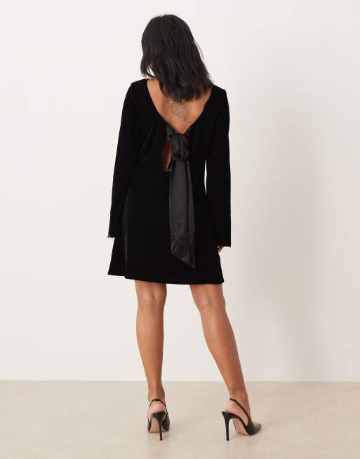 Nobody's Child Petite - Jolene - Robe courte nouée dans le dos en velours - Noir, 2 de 4