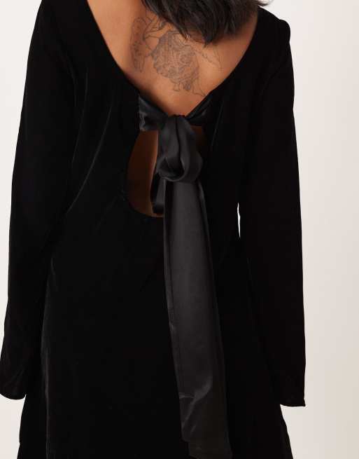 Nobody's Child Petite - Jolene - Robe courte nouée dans le dos en velours - Noir, 4 de 4
