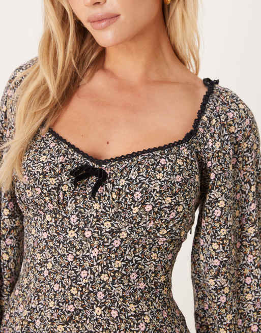 Nobody's Child Petite - Lillie - Robe courte froncée sur le buste - Noir fleuri, 2 de 4