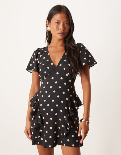Nobody's Child Petite – Lyndsey – Svart, prickig miniklänning med volang - view 1