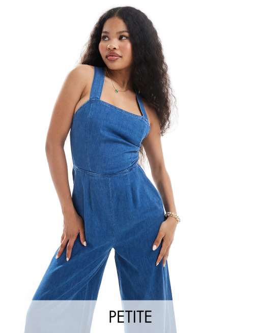 Nobody's Child Petite - Maisie - Blåt jumpsuit med krydsende stropper på ryggen i denim