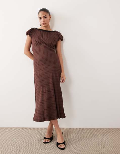 Nobody's Child Petite - Marianna - Vestito midi marrone a pois con scollo a barchetta e maniche a sbuffo - view 1