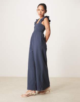 Nobody's Child Petite - Maya - Jumpsuit in Marineblau mit Rüschenärmeln