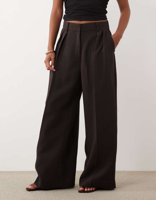 Nobody's Child Petite - pantalón de traje de pernera ancha en chocolate, 2 de 5
