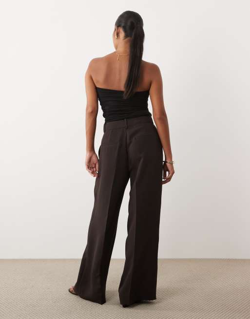 Nobody's Child Petite - pantalón de traje de pernera ancha en chocolate, 3 de 5