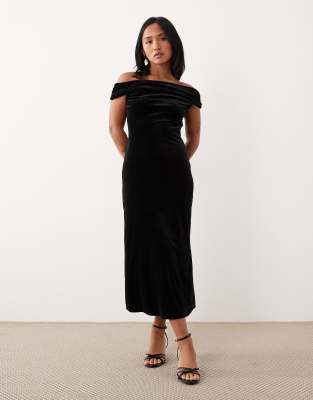 Nobody's Child Petite - Pippa - Samt-Maxikleid in Schwarz mit Carmen-Ausschnitt
