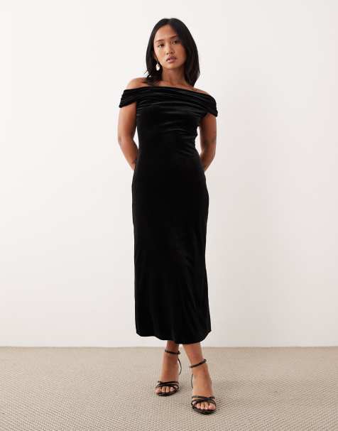 Nobody's Child Petite – Pippa – Samt-Maxikleid in Schwarz mit Carmen-Ausschnitt - view 1