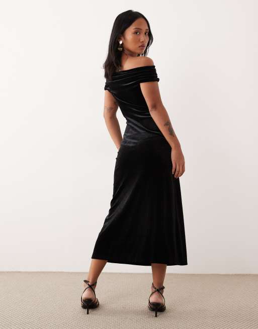Nobody's Child Petite – Pippa – Samt-Maxikleid in Schwarz mit Carmen-Ausschnitt, 3 von 4