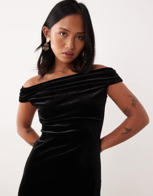 Nobody's Child Petite – Pippa – Samt-Maxikleid in Schwarz mit Carmen-Ausschnitt, 4 von 4
