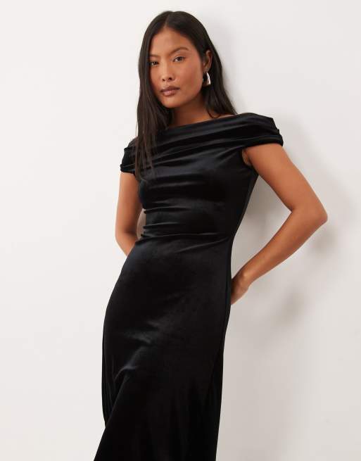 Nobody's Child Petite Pippa velour offshoulder midikjole i sort, 2 af 4