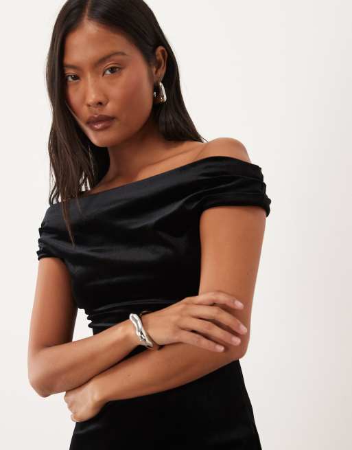 Nobody's Child Petite Pippa velour offshoulder midikjole i sort, 3 af 4