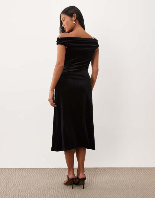 Nobody's Child Petite Pippa velour offshoulder midikjole i sort, 4 af 4