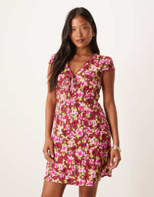 Nobody's Child Petite – Rosa – Minikleid in Rosa mit Blumenmuster und mit V-Ausschnitt - view 1
