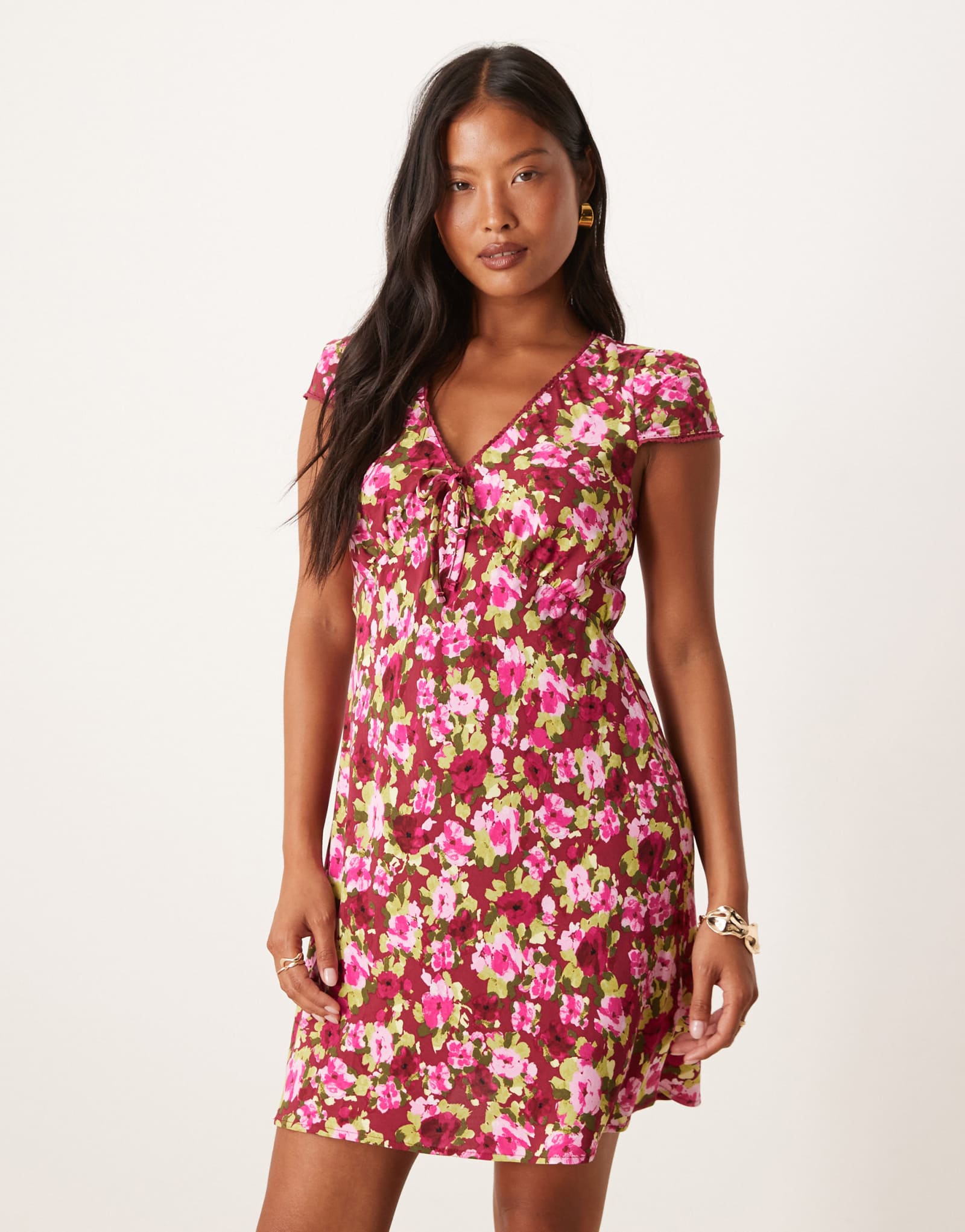 Мини-платье Nobody's Child Petite Rosa с V-образным вырезом в розовый цветочек