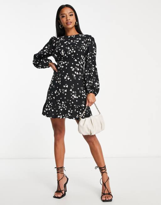 Nobody's Child Petite – Serena – Mini-Freizeitkleid in Schwarz mit Herzmuster, 4 von 4